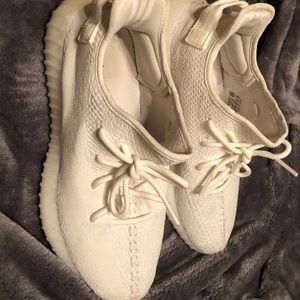TRIPLE WHITE YEEZY BOOST V2 Authentic w/ box